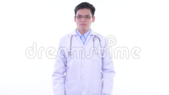 穿着衣服的亚洲青年医生耸肩视频的预览图