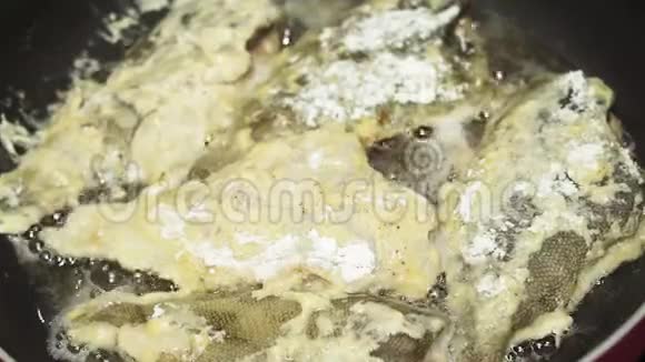 在平底锅中烤鱼片黄油和橄榄油在煎锅中混合煮沸准备好美味佳肴视频的预览图