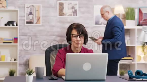 在笔记本电脑上看新闻后这位老妇人感到惊讶视频的预览图