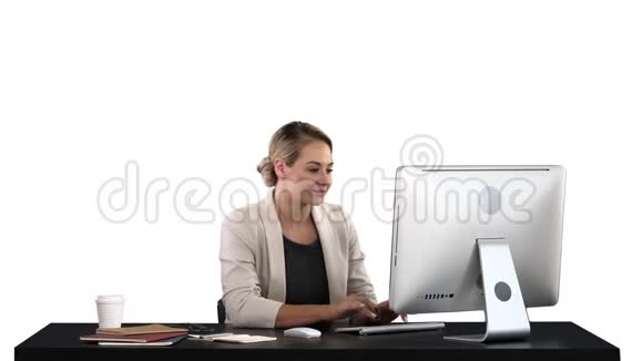 从清晨起我就在查看我的邮箱这位兴奋的女士正在电脑上工作白色背景视频的预览图