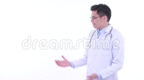 快乐的亚洲男医生视频的预览图