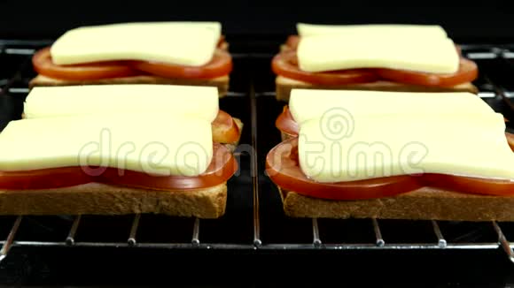 在烤箱里做奶酪和番茄三明治烹饪过程时间流逝视频的预览图