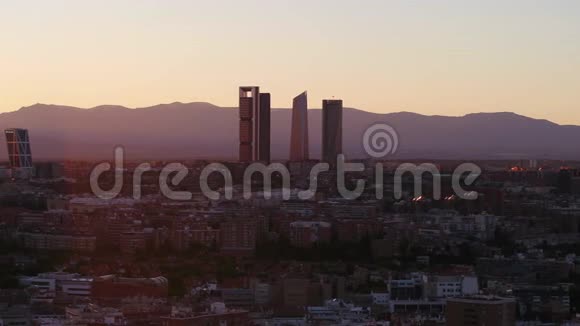 空中西班牙马德里2018年6月日落90毫米变焦4K激发2个项目视频的预览图