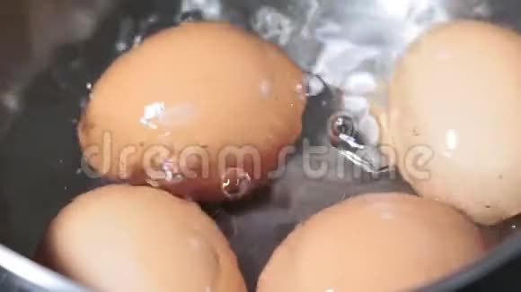 鸡卵在不锈钢锅中沸腾特写沸水视频的预览图