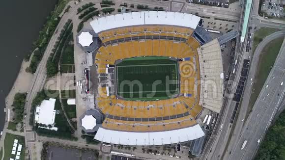 宾夕法尼亚州匹兹堡足球体育场鸟瞰图从天空三中观看体育场视频的预览图
