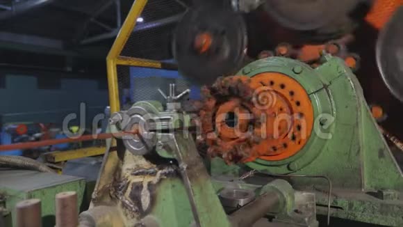 混合铜线机器在工厂里混合铜线生产电缆的工厂特写镜头视频的预览图