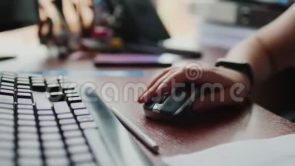 妇女在轻型办公室的木桌上工作视频的预览图