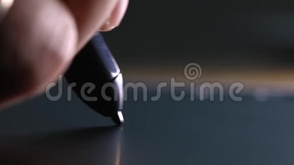用铅笔在数字平板电脑上完成手绘宏观视野从事图形平板电脑工作的专业审校视频的预览图