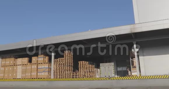 仓库在工厂一个大仓库在工厂有箱子准备装在卡车里的箱子视频的预览图
