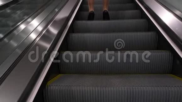 女人站在自动扶梯上视频的预览图
