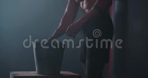 交叉健身理念好看的男人把一些粉末放在手上准备交叉健身硬锻炼视频的预览图