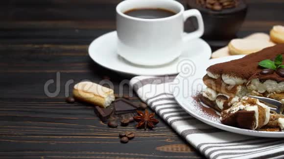 木制背景下的经典提拉米苏甜点和萨沃亚迪饼干部分视频的预览图