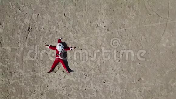 圣诞老人躺在沙滩上有许多脚印上景圣诞老人放松视频的预览图