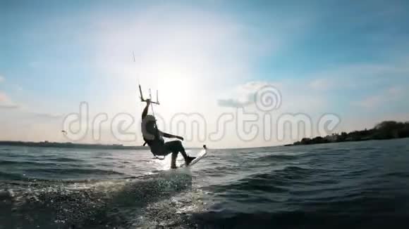 人在水上玩风筝板基瑟夫失败了视频的预览图