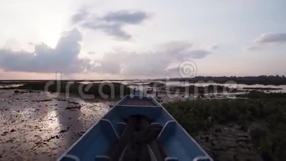 日落时分在沼泽地上航行的船视频的预览图