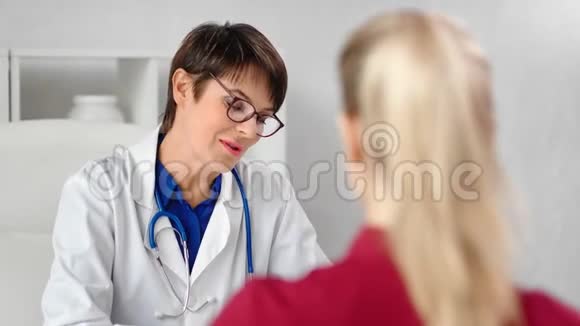 自信成熟的欧洲女性专业医师与女患者会诊交谈视频的预览图