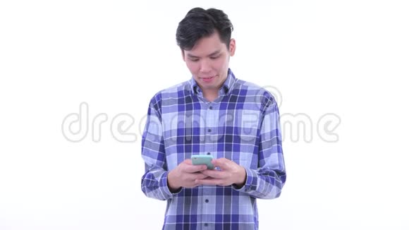 年轻的亚洲潮男在等待时用电话视频的预览图