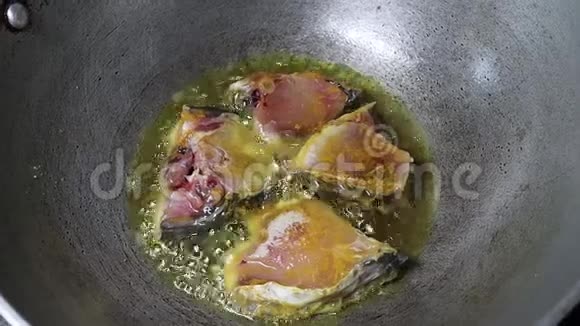 生鱼片在钢制器皿中用植物油深煎视频的预览图