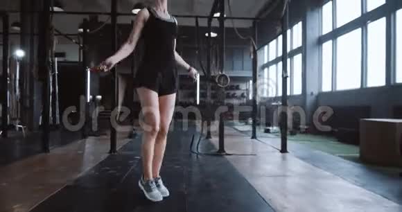 美丽的年轻高个金发女人在大型健身运动中用跳绳锻炼积极健康的生活方式视频的预览图