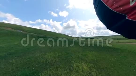 一个人用滑翔伞飞行后就上了陆地视频的预览图