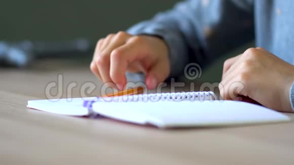 一张轻木桌上放着一本打开的笔记本在一个弹簧上关闭视野视频的预览图