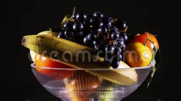 一瓶新鲜水果在旋转视频的预览图