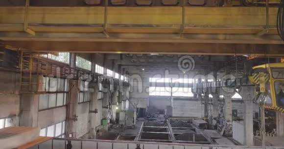 梁式起重机梁式起重机在生产工业内部在工厂视频的预览图