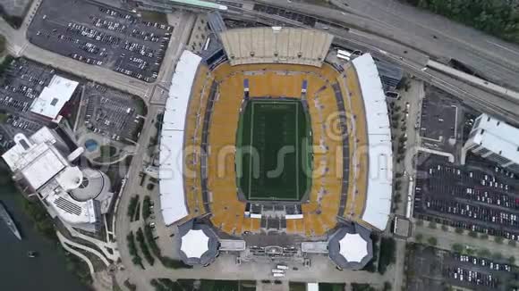 宾夕法尼亚州匹兹堡足球体育场鸟瞰图从天空之V观看体育场视频的预览图