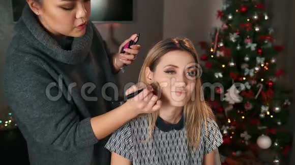亚洲化妆师给不满的顾客找借口用大刷子涂上腮红视频的预览图