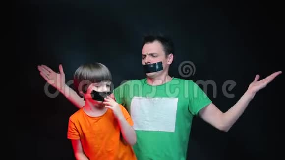 爸爸和他的儿子用他们的嘴密封的喊叫成扩音器视频的预览图