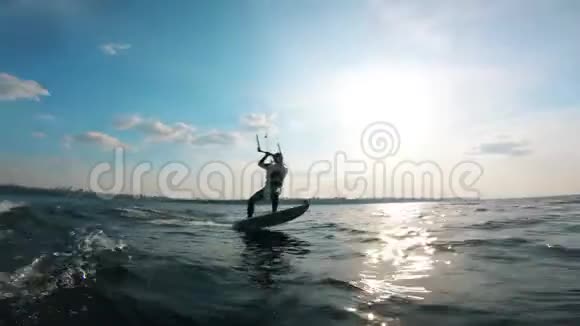 职业运动员骑着风筝板视频的预览图