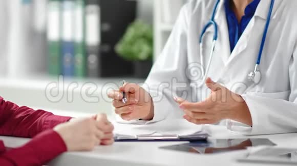 特写手势女性医务工作者手拿笔与病人交谈做笔记视频的预览图