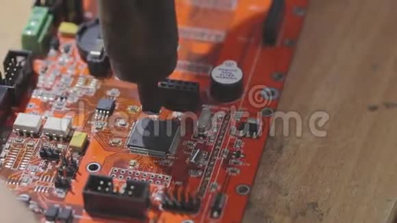 工程师焊锡芯片到微芯片焊接微电路的特写微电路特写的组装视频的预览图