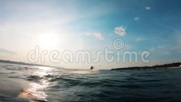 一名运动员用风筝在冲浪板上训练视频的预览图