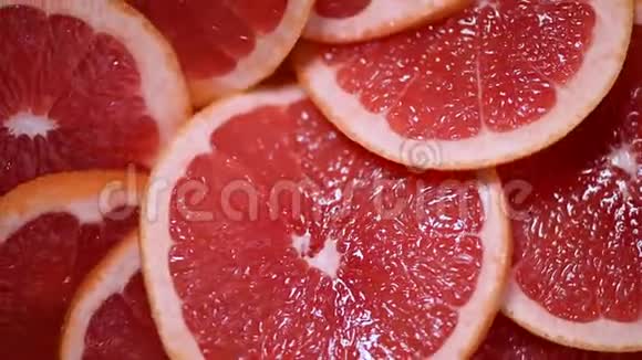 葡萄柚在旋转背景上切成两半柑橘类水果素和生食概念红葡萄果实质地顶级视频的预览图