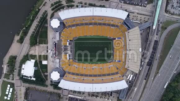 宾夕法尼亚州匹兹堡足球体育场鸟瞰图从天空四景看体育场视频的预览图