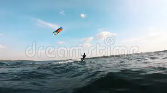 一名运动员用风筝板训练一块木板上的风筝视频的预览图