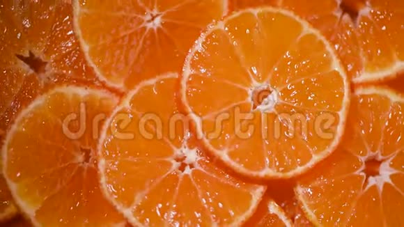 旋转背景上的果汁橘子纹理上景柑橘类水果素和生食概念切片橙子视频的预览图