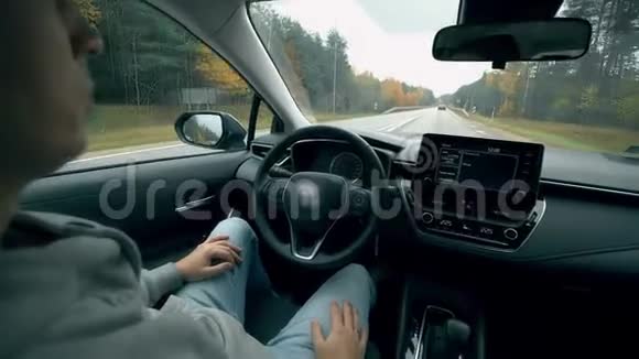 一个人坐在车里而车在路上行驶自动自动驾驶汽车视频的预览图
