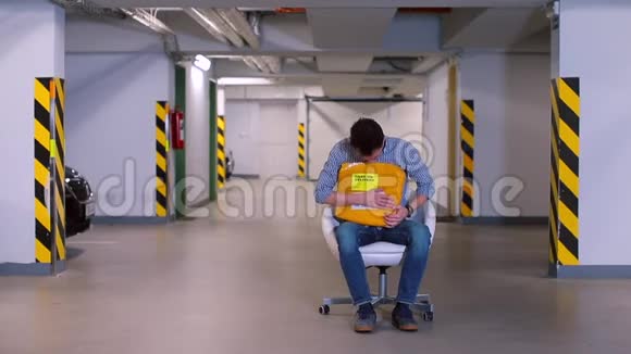 一个人坐在椅子上手里拿着一个黄色的邮政信封视频的预览图