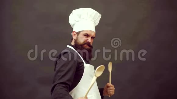 疯狂的人兴奋的胡子厨师有趣的厨师和喜剧烹饪厨师准备做饭孤立于黑色视频的预览图