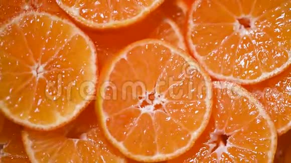 新鲜切片橙果纹理上旋转背景上景柑橘类水果素和生食概念果汁视频的预览图