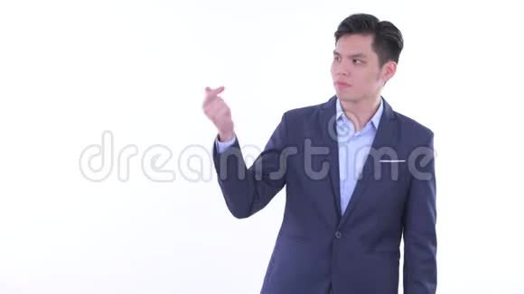 穿着衣服的年轻亚洲商人伸出手指竖起大拇指视频的预览图
