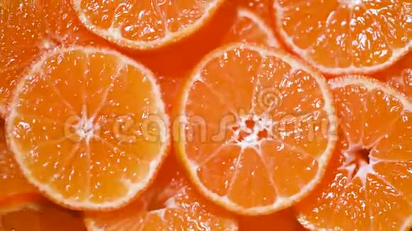 旋转背景上橙色水果的马可上景柑橘类水果素和生食概念果汁橙子视频的预览图