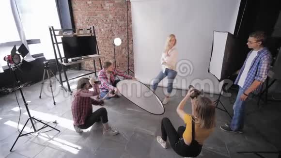 摄影时装会议专业摄影师学习摄影工作室拍摄在摄影工作坊的背景视频的预览图