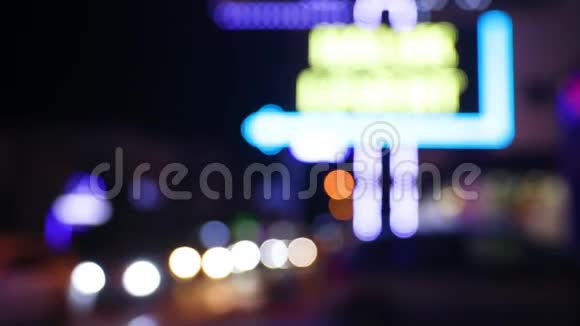汽车出租车行驶人们在夜路上行走色彩斑斓的离焦闪烁的夜晚灯光抽象背景视频的预览图