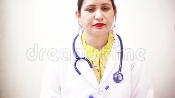 一位年轻的印度女医生的肖像视频的预览图