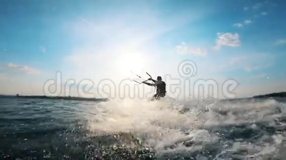 一个人在水上训练时骑着风筝板视频的预览图
