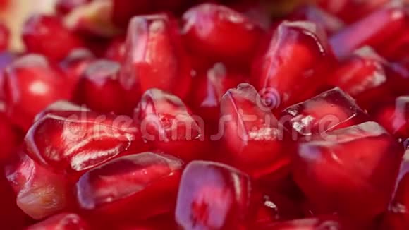 石榴种子的宏观旋转视频它像红宝石一样红可以吃视频的预览图