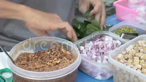 泰国街头美食有许多美味的菜肴和许多种类的菜肴可供选择泰国清迈市场的泰国食品视频的预览图
